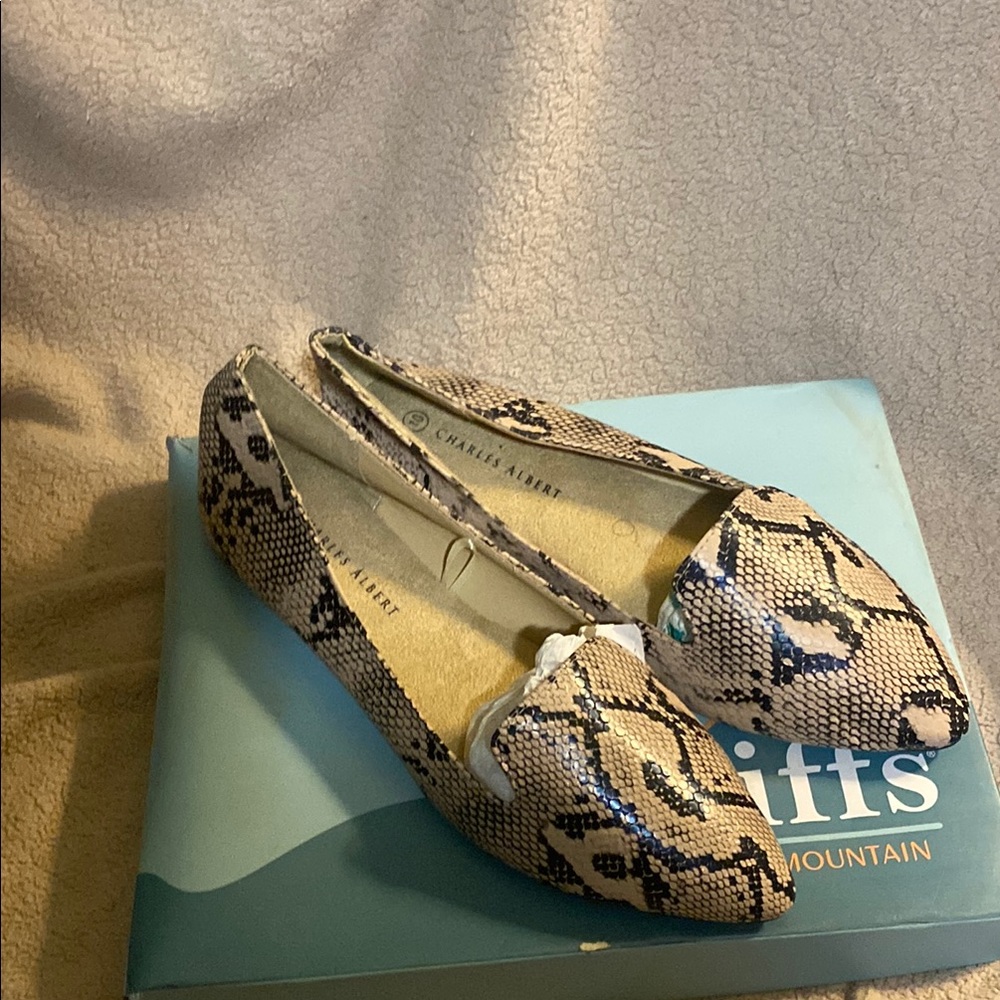 NWT Charles Albert Black and Tan Flats Comfortable Loafers